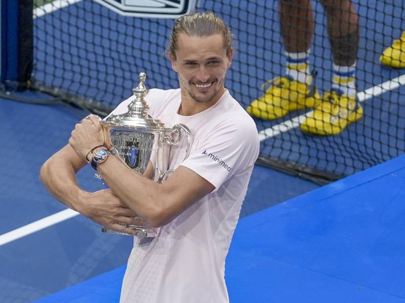 Alexander Zverev de Alemania celebra con el trofeo tras vencer a Ben Shelton de Estados Unidos en la final del Abierto de Estados Unidos.