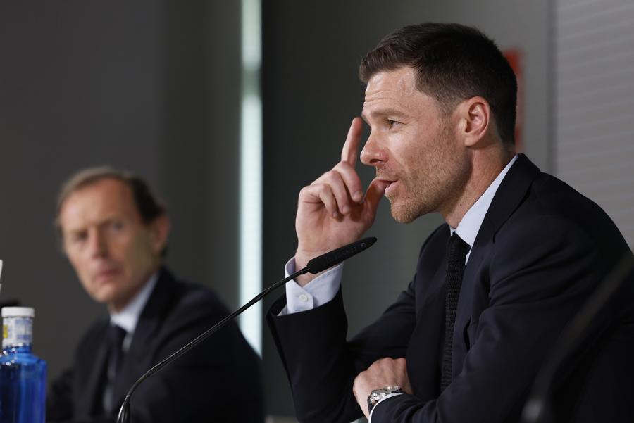 Xabi Alonso acompañado por Emilio Butragueño durante su primera conferencia como DT del Real Madrid.