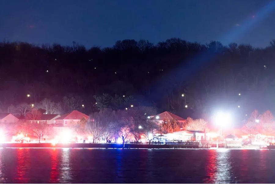 La dura reacción de Trump tras terrible accidente entre un avión y helicóptero en Washington: ¿cuántos víctimas hay?