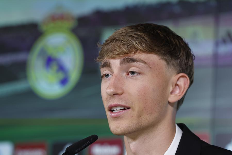 Real Madrid presentó a Huijsen: su contrato, el dorsal que eligió y ya es el defensor más caro en la historia del club