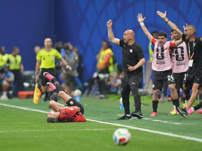 El entrenador de la selección de Egipto Hossam Hassan, durante el partido de octavos de final del Mundial entre Argentina y Egipto, en el Atlanta Stadium.