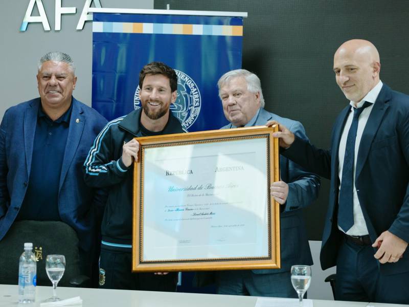 Lionel Messi posando con el diploma del doctorado honoris causa otorgado por Universidad de Buenos Aires (UBA)