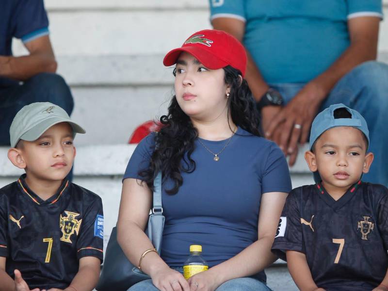 La hermosa aficionada del Génesis FC acompañada de sus pequeños.
