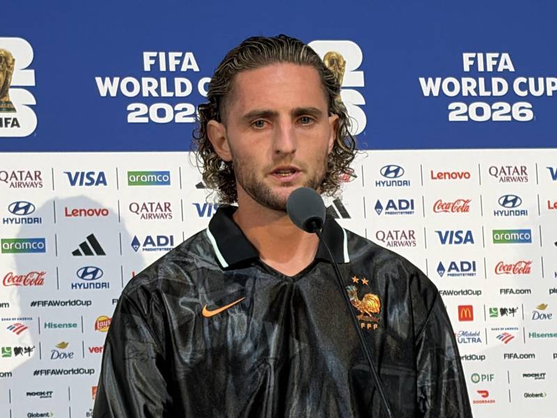 Adrien Rabiot, sobre el estado del césped: No se le puede llamar terreno de juego