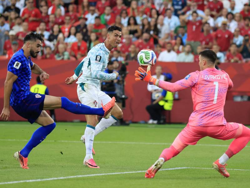 Cristiano Ronaldo (c) de Portugal disputa el balón con Dominik Livakovic (d) de Croacia, en un partido del Mundial de la FIFA 2026 entre Portugal y Croacia en el estadio BMO en Toronto (Canadá).