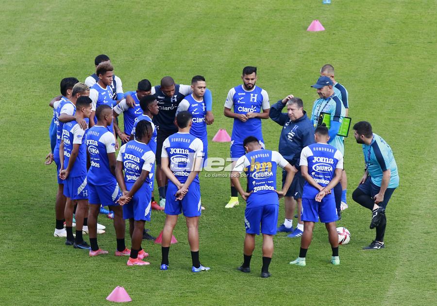 ¡La charla del Bolillo y buen ambiente! Las imágenes del primer entreno de Honduras de cara al amistoso con Colombia