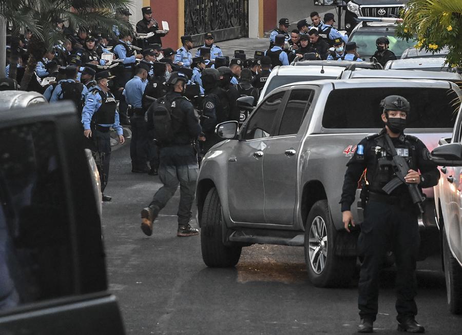 ¡Helicóptero, carros blindados y 700 policías! Así amanecieron las cercanías a la casa de Juan Orlando Hernández