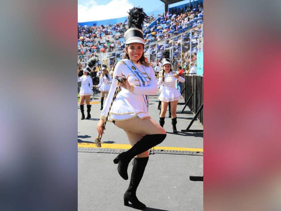 Desfiles patrios de Honduras: Profesoras deslumbraron y las palillonas más bonitas enamoraron