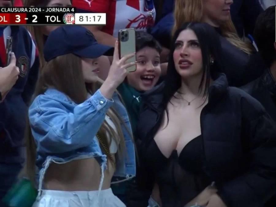 Revelan su identidad: Por qué estas dos chicas se roban la atención en partido de Liga MX y sale a la luz a lo que se dedican