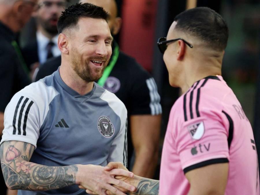 Daddy Yankee sorprendió a Messi con este dorsal en su camisa, abrazo con David Ruiz y enorme gesto Leo