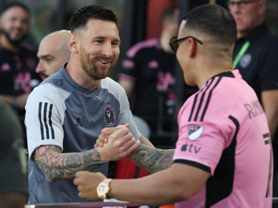 Daddy Yankee sorprendió a Messi con este dorsal en su camisa, abrazo con David Ruiz y enorme gesto Leo
