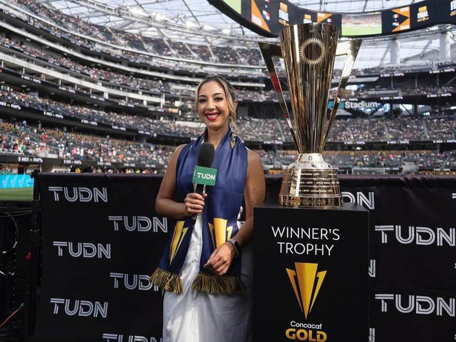 Reportera de TUDN prueba las baleadas previo al Honduras-México y esta fue su reacción