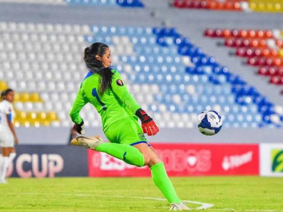 ¿Quién es? Futbolista hondureña se graduó de la UNAH y al día siguiente jugó con la Selección en otro país
