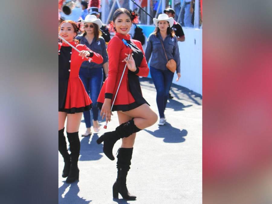 Desfiles patrios de Honduras: Profesoras deslumbraron y las palillonas más bonitas enamoraron