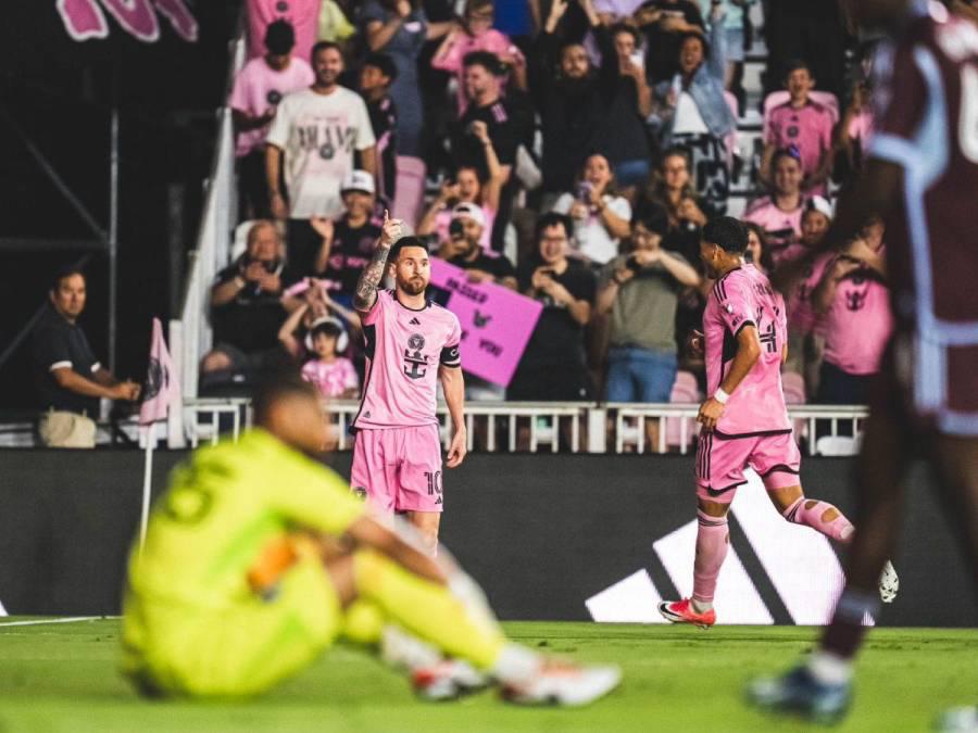 Daddy Yankee sorprendió a Messi con este dorsal en su camisa, abrazo con David Ruiz y enorme gesto Leo