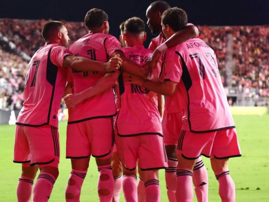 Daddy Yankee sorprendió a Messi con este dorsal en su camisa, abrazo con David Ruiz y enorme gesto Leo