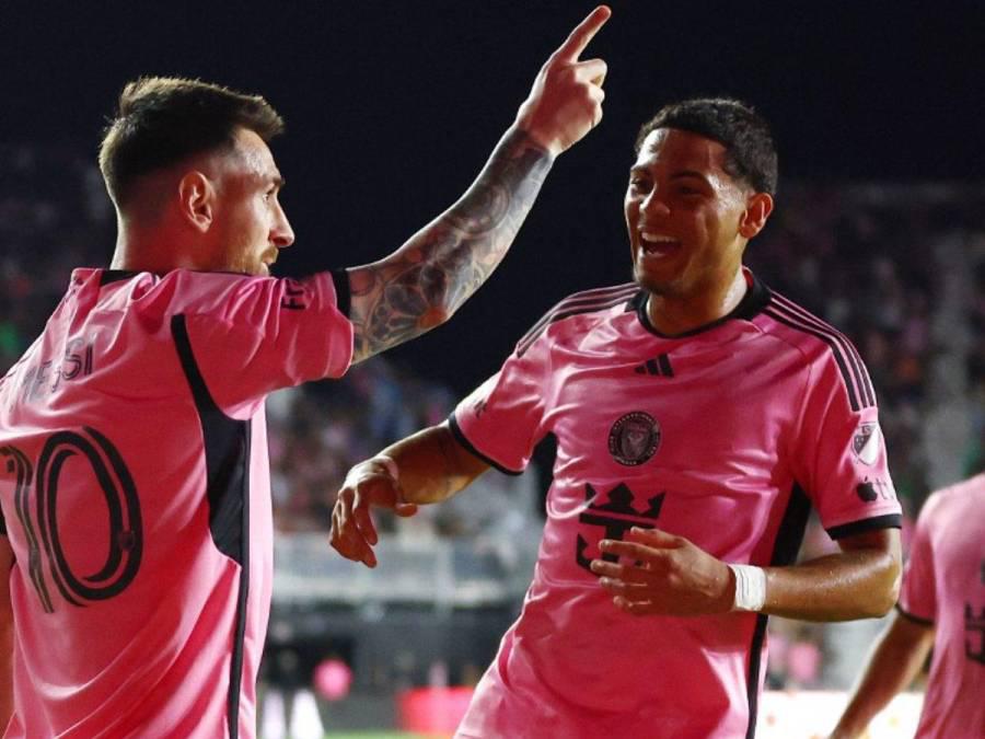 Daddy Yankee sorprendió a Messi con este dorsal en su camisa, abrazo con David Ruiz y enorme gesto Leo