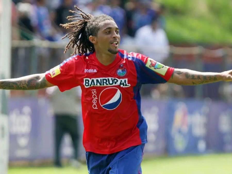 Bicampeón en Honduras y suspendido de por vida: así es la nueva vida de “El Pando” Ramírez, exfutbolista guatemalteco