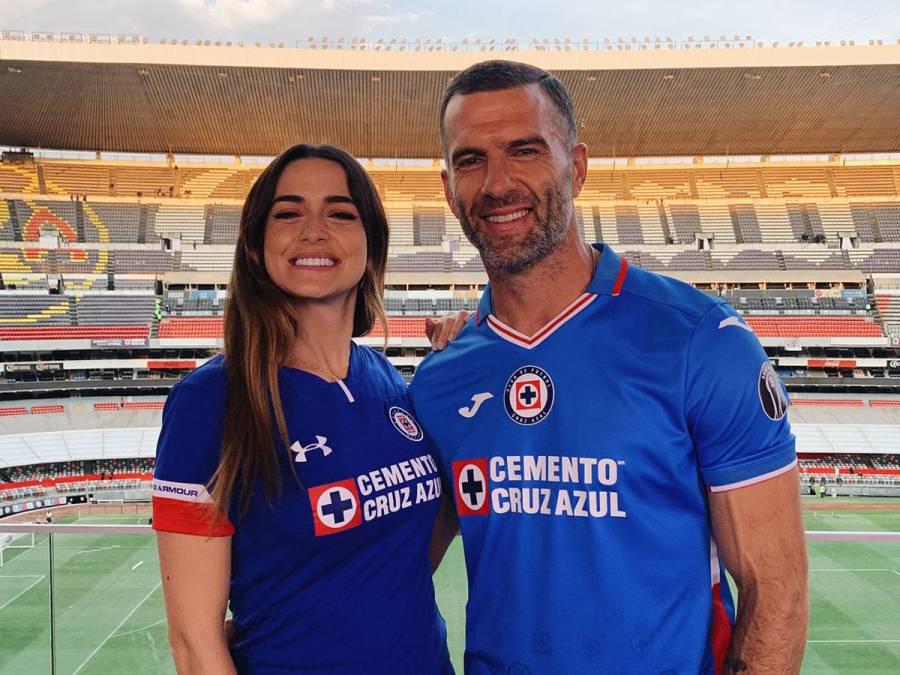 Periodista termina relación con ex futbolista e influencer quiere conquistarla: “Tus ojos me recuerdan la época dorada del Barça”