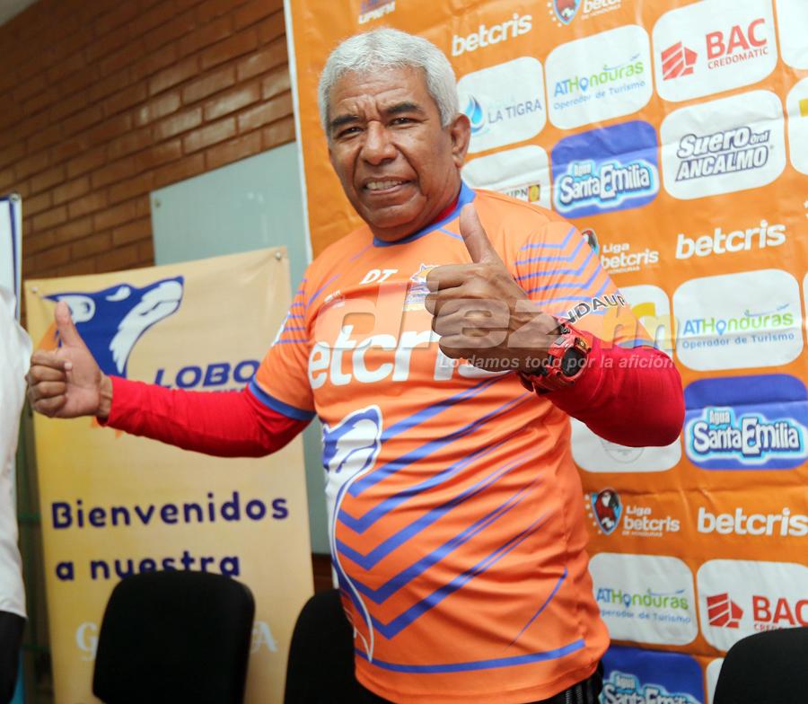 Héctor Castellón es presentado como nuevo entrenador de Lobos y anuncia que se matriculará como estudiante en la UPNFM