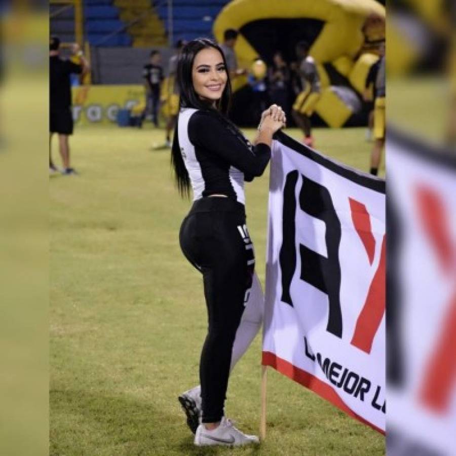 Jeimy Álvarez, la linda hondureña que se roba las miradas en los estadios