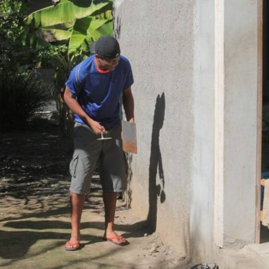FOTOS: Así es la vida como albañil del defensa Henry Clark