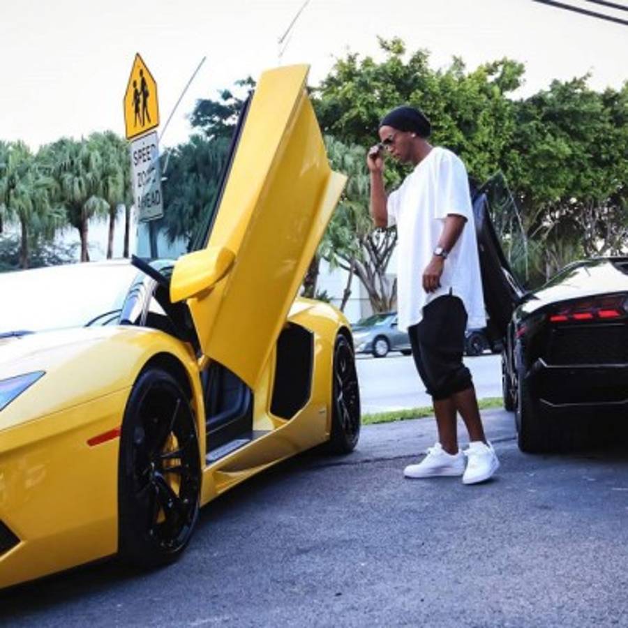 ¡De lujo! Los impresionantes autos que se ha comprado Ronaldinho en su carrera