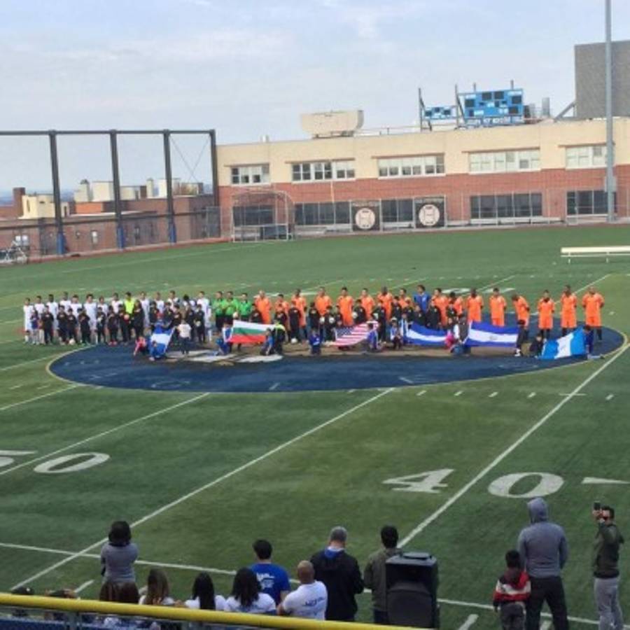 Aficionados hondureños y sus fotos con las leyendas de la Selección Nacional en Nueva Jersey