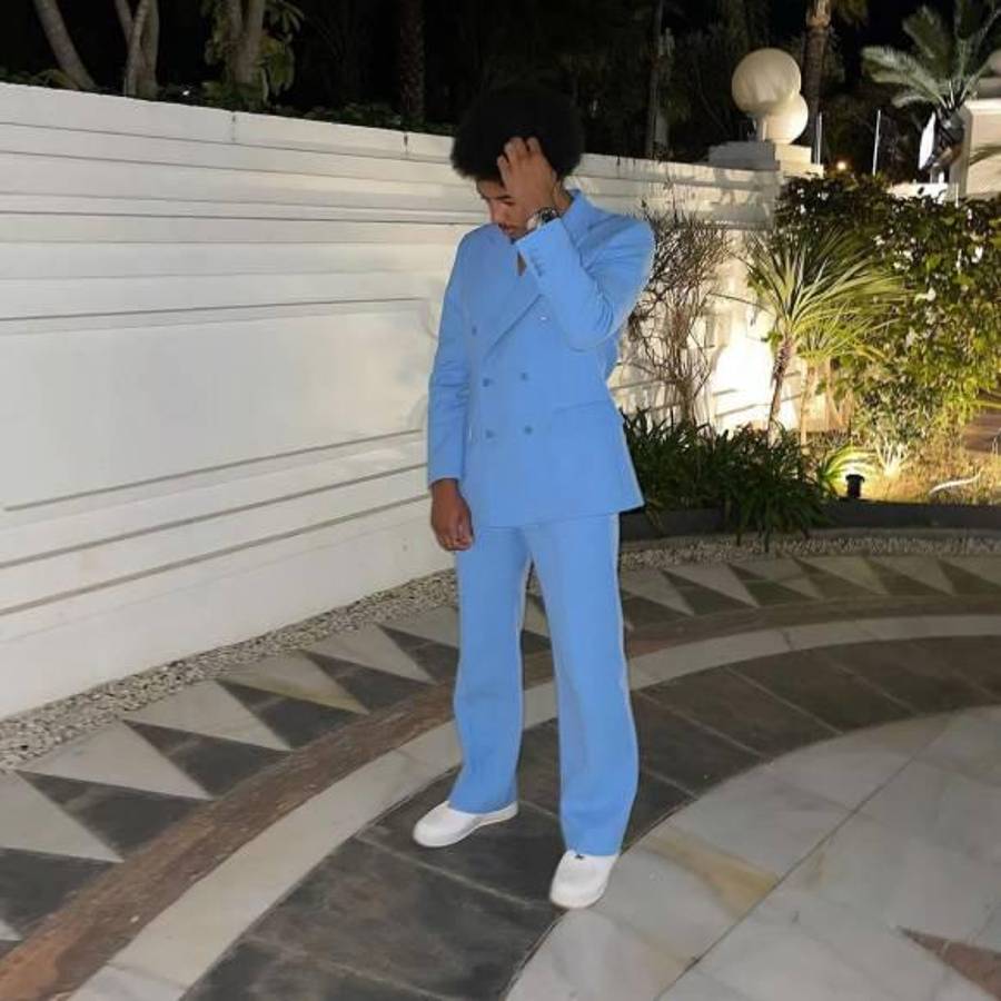 Jules Koundé causa revuelo: así son todos los excéntricos looks del futbolista de Barcelona que siempre está a la moda