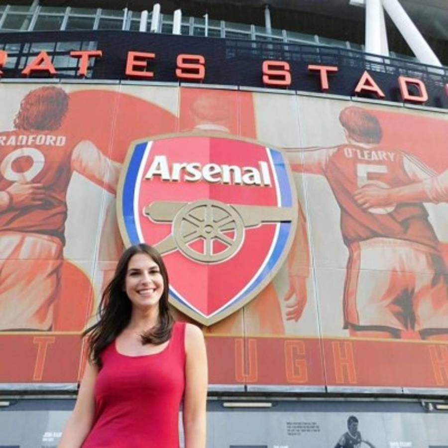 La sexy presentadora del Arsenal TV que recibe propuestas de matrimonio a diario