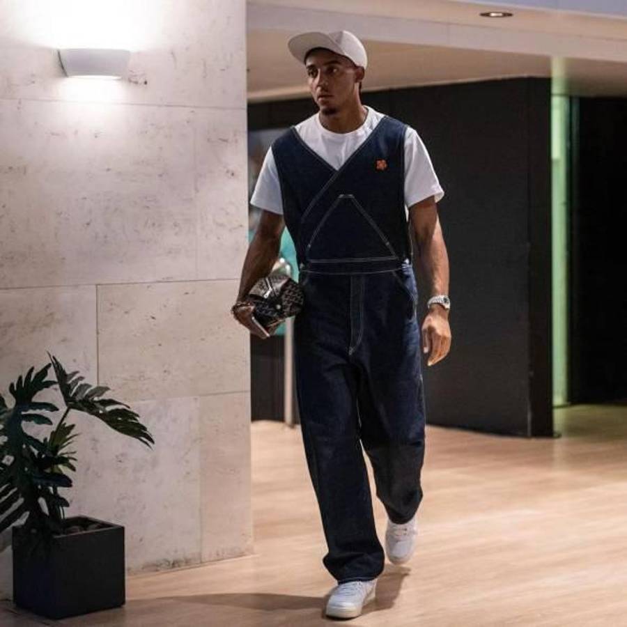 Jules Koundé causa revuelo: así son todos los excéntricos looks del futbolista de Barcelona que siempre está a la moda