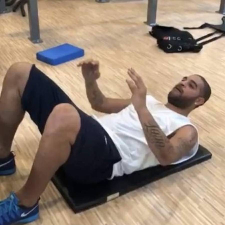 El gran giro que ha dado la vida de Adriano, el crack que volverá al fútbol