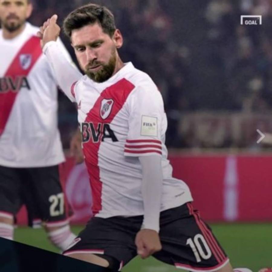 Messi 'posando' con las camisetas de los más grandes del mundo