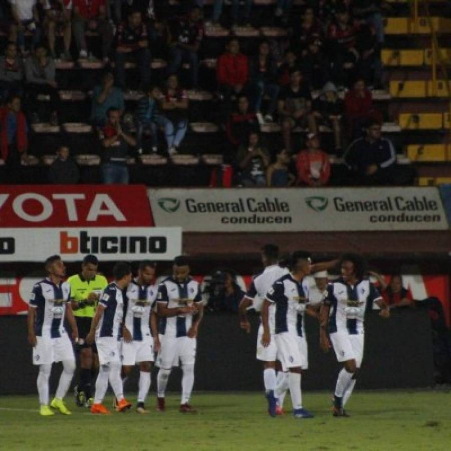 ¡Caos en el Morera Soto! Aficionados enardecidos se meten a la cancha a increpar a los jugadores del Alajuelense