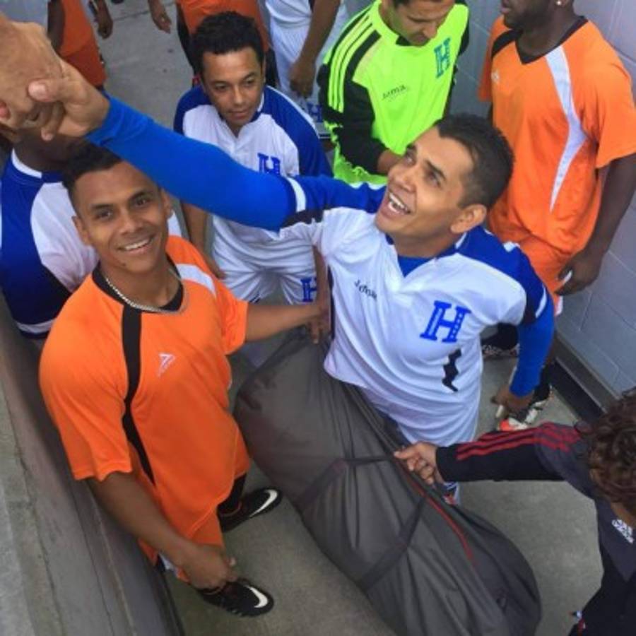 Aficionados hondureños y sus fotos con las leyendas de la Selección Nacional en Nueva Jersey
