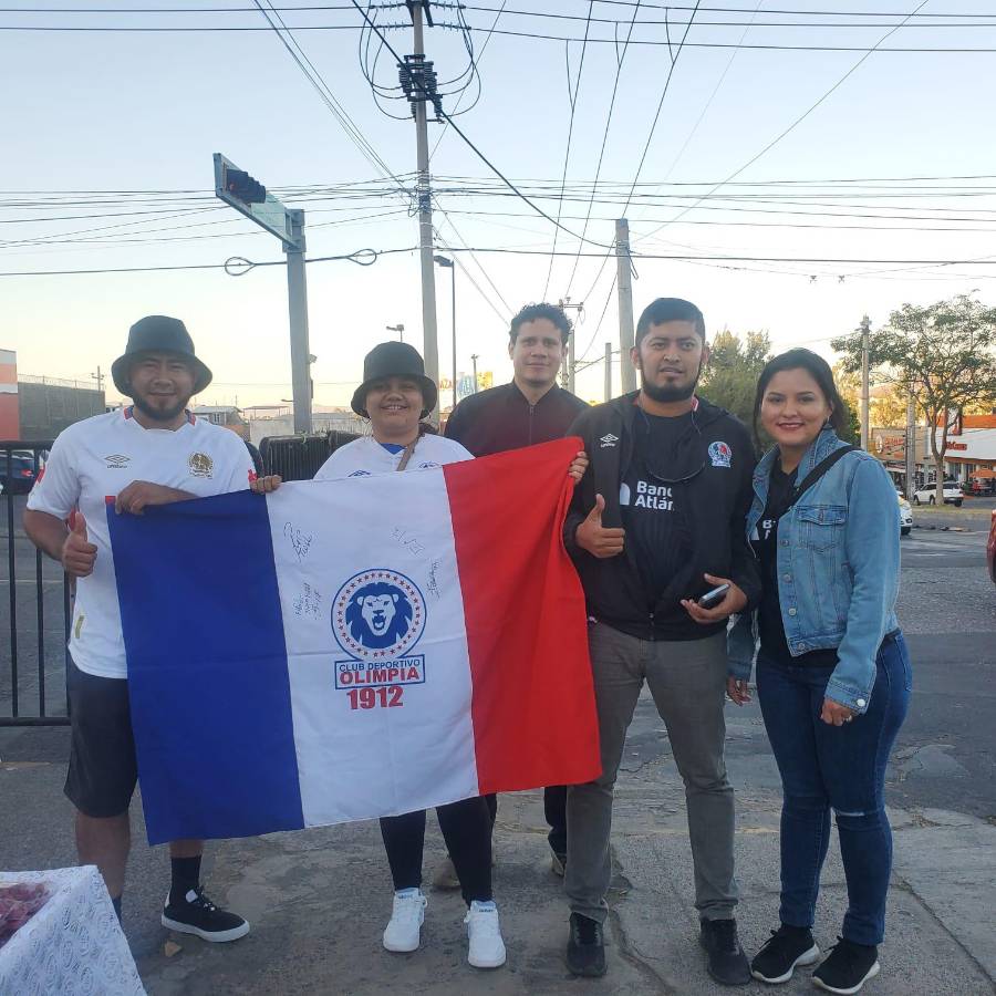 ¡Locura merengue! Afición del Olimpia comienza a “pintar” el estadio Jalisco y esposa de futbolista del Atlas sorprende con mensaje en pancarta