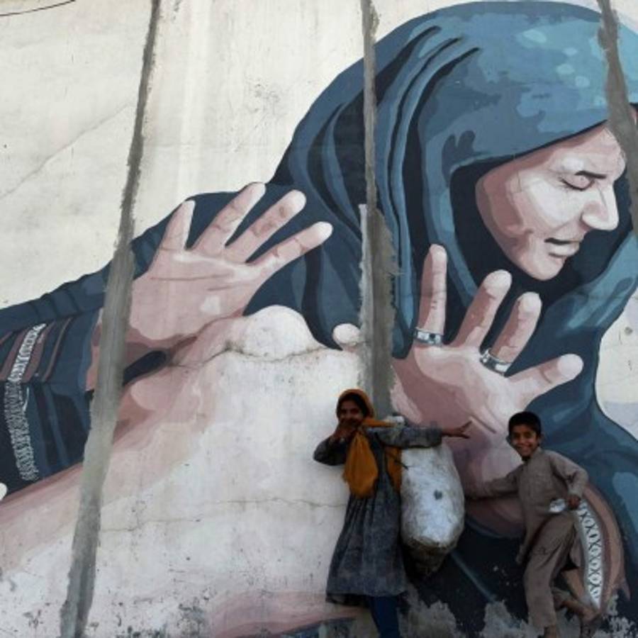 Impedimentos inhumanos: Las 29 desgarradoras prohibiciones de los Talibanes a las mujeres en Afganistán