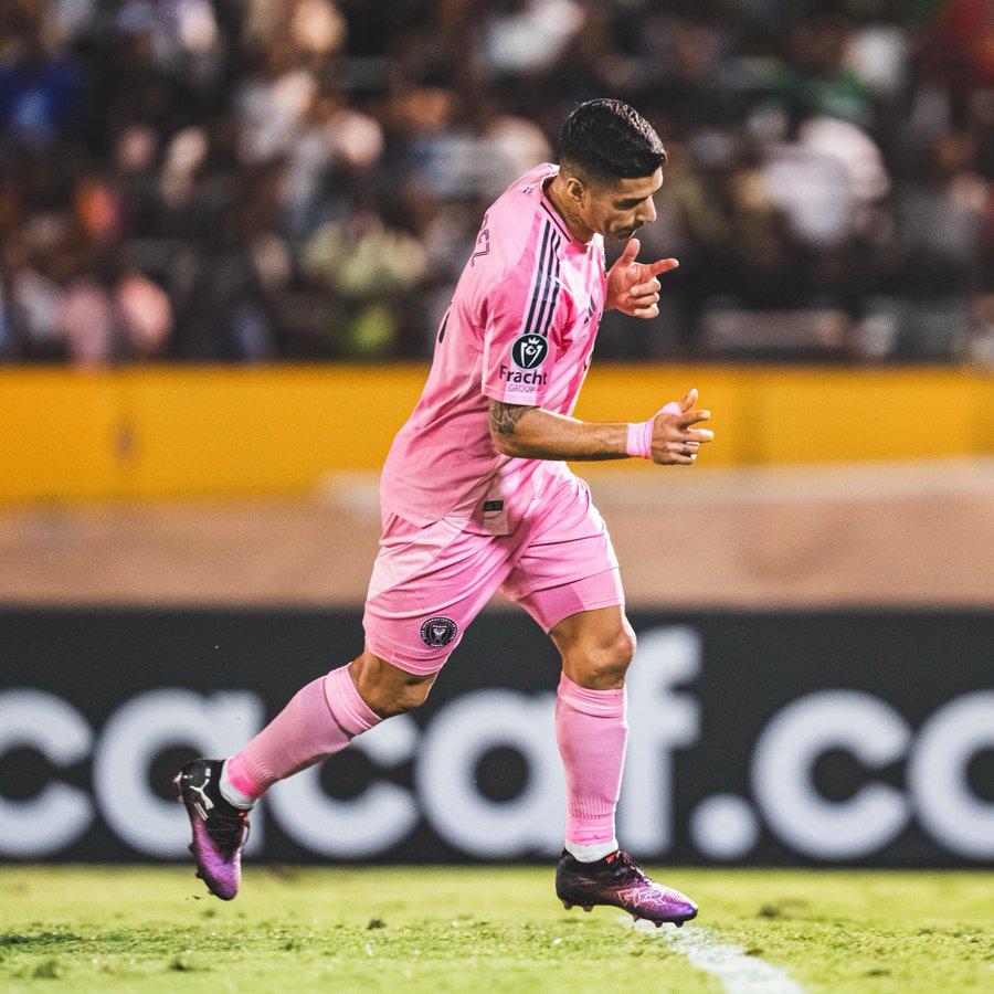 Quién fue el afortunado que se llevó la camisa de Messi, locura por el 10 del Miami y llenazo en Jamaica para ver al argentino