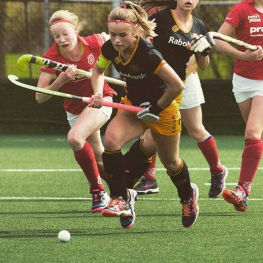 SEXY: Ella es Mikky Kiemeney, la novia del futbolista Frankie de Jong