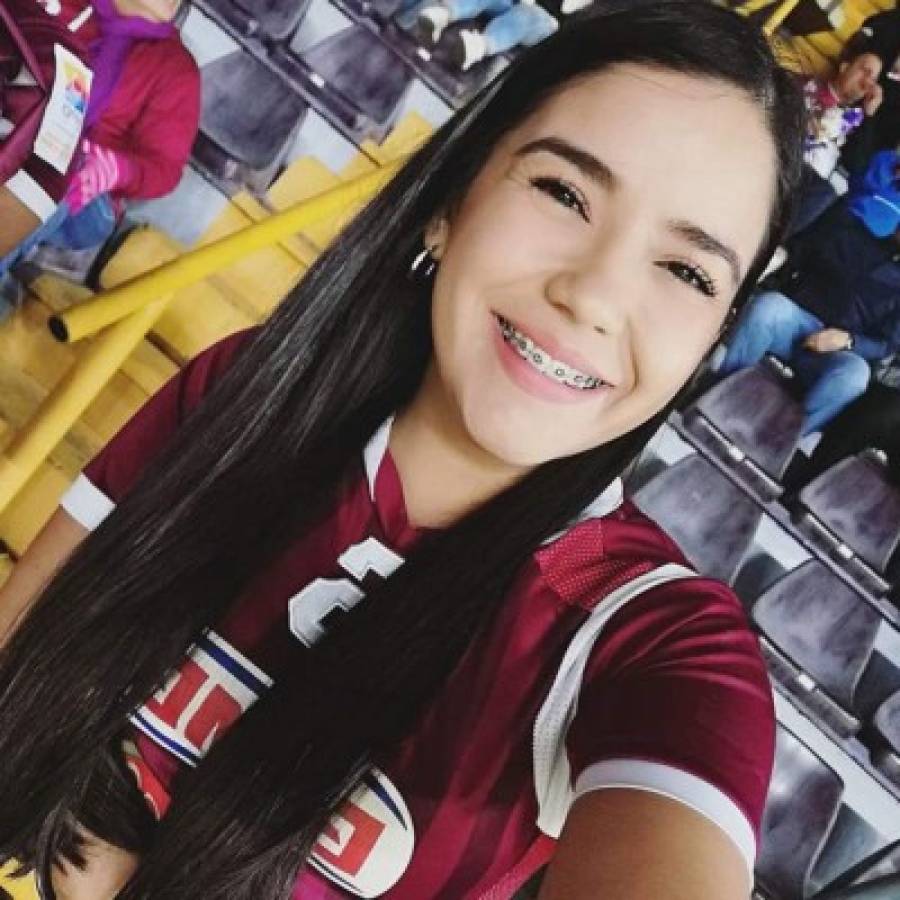 Ambiente del Saprissa-Motagua; Aficionados del Ciclón y esposa de Emilio en el estadio