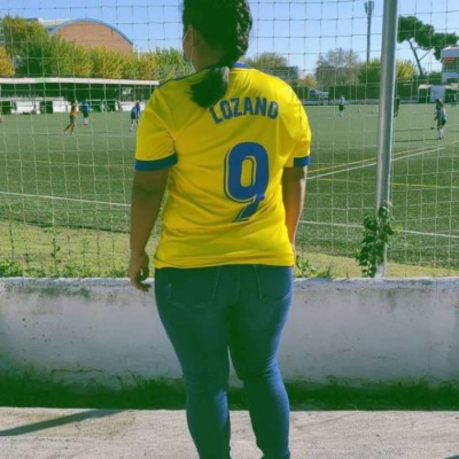 La camisa del Choco Lozano, cuando este era jugador del Cádiz, fue otra de las que obtuvo la hondureña gracias a José María Giménez.