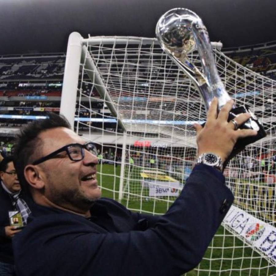 Antonio Mohamed rompe en llanto tras cumplir su promesa en la final de la Liga MX