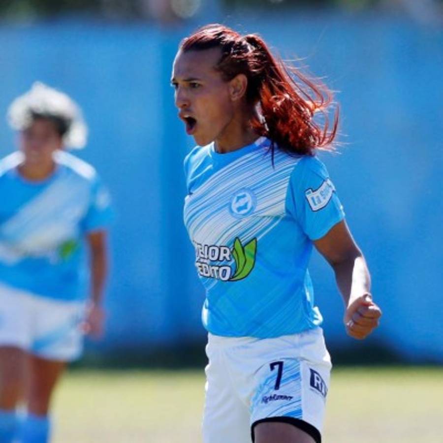 Con número de crack y el gesto que le sacó lágrimas: Así fue el debut de la primera futbolista transgénero