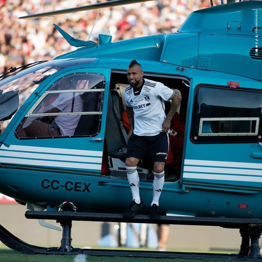 Arturo Vidal regresó a Colo Colo y así fue su épica presentación: llegó en helicóptero y luego montando un caballo como rey