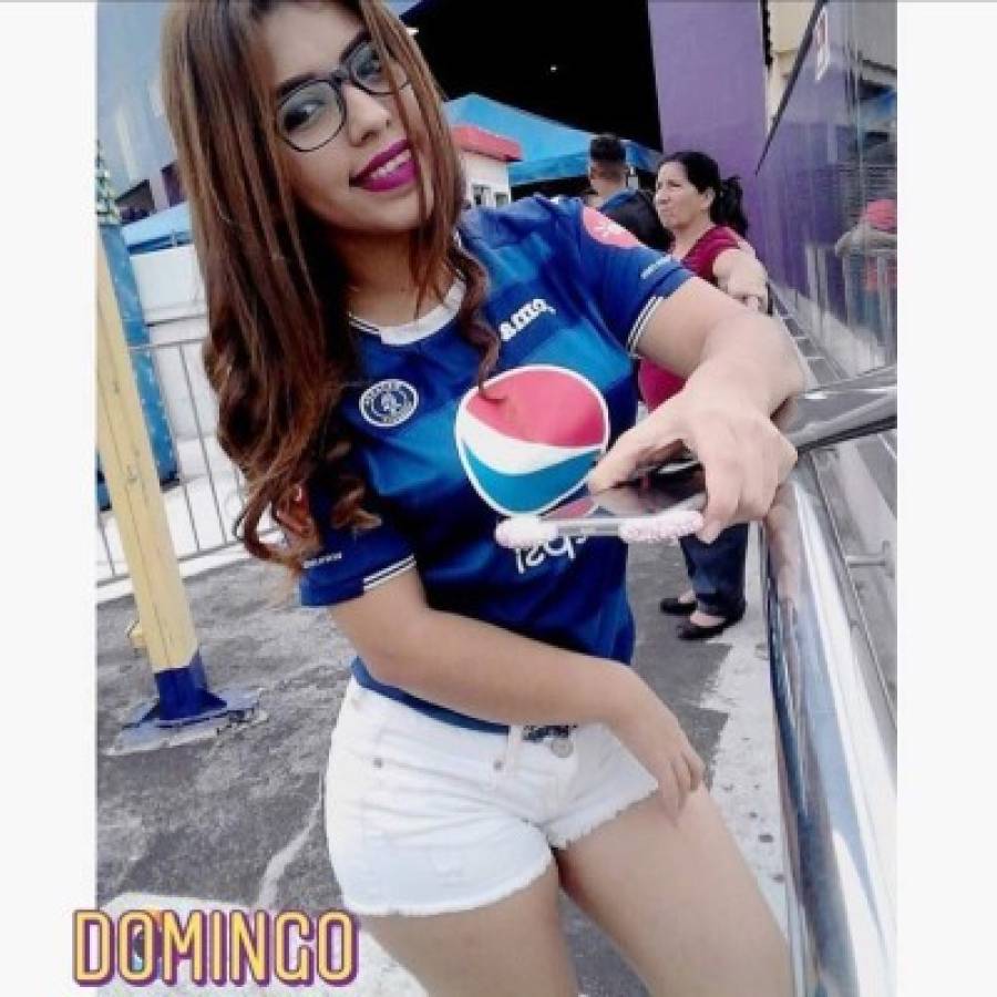 FOTOS: La aficionada más sexy del Motagua que enamora en el Nacional