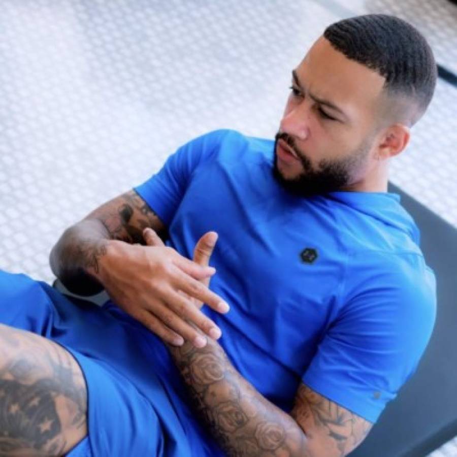 Bajo el agua, con perros y nuevo look: Así entrenan Memphis Depay y Haaland para la nueva temporada