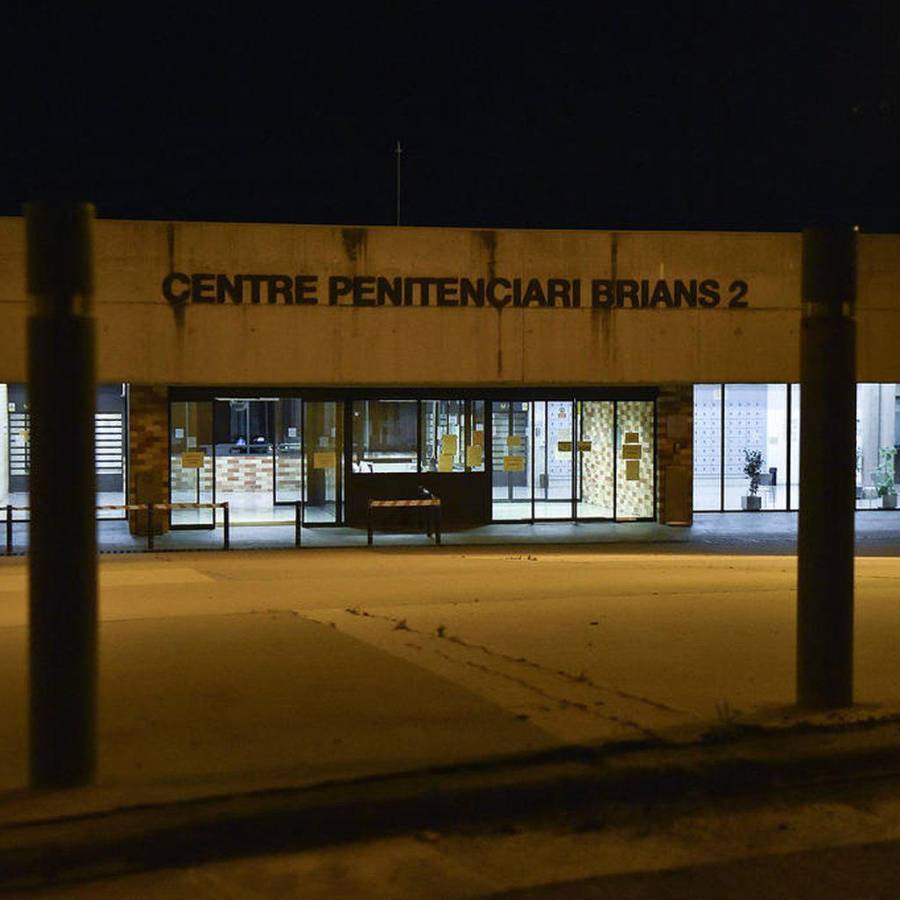 Un mes tras la rejas: la vida de Dani Alves en la cárcel, lo que ha pedido para su celda y le compra comida a los otros reclusos