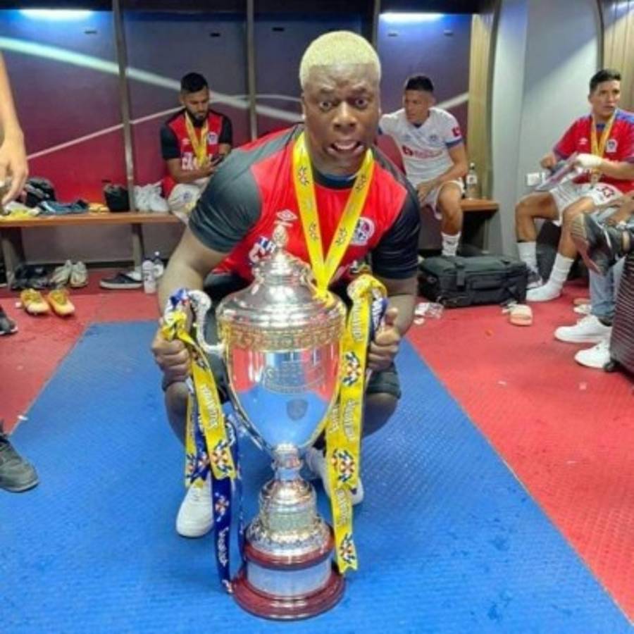 No lo viste en TV: El 'colado' en la celebración de Olimpia, la furia de Ever con Ninrod Medina y sin miedo al Covid-19  