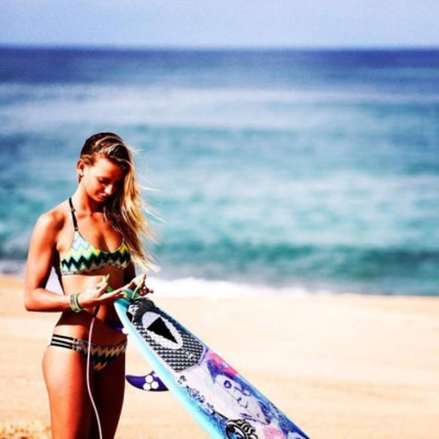 FOTOS: Maud, la bella chica que surfea en tacones