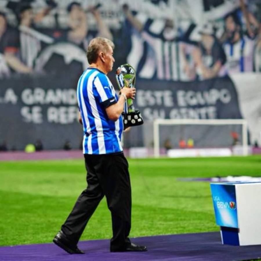 Espectacular recibimiento a Rayados, exDT del Real España homenajeado en el BBVA Bancomer